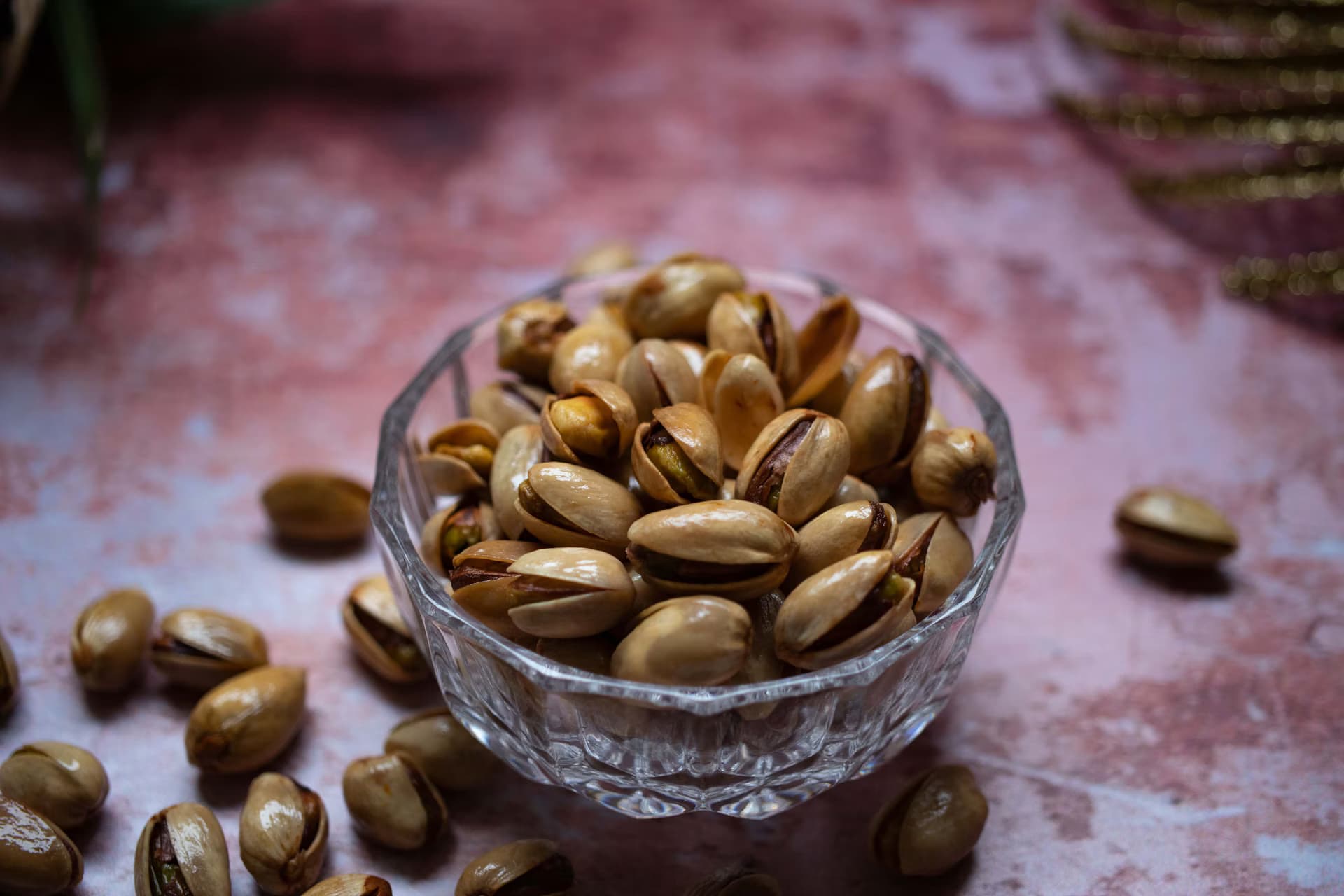 Pistaches grillées dans un bol en verre