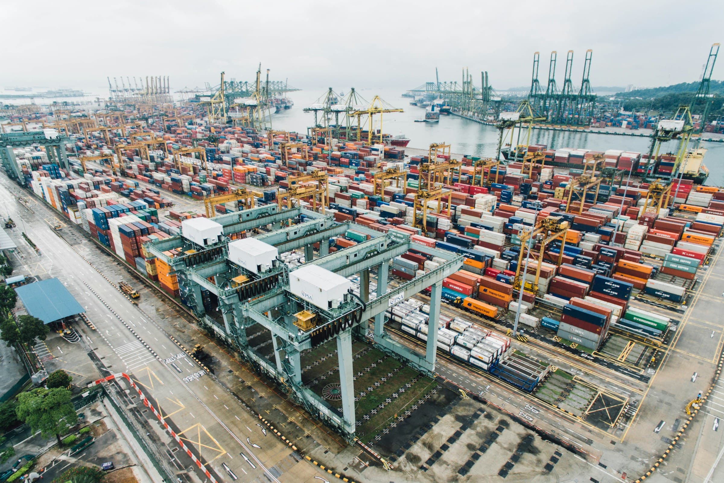 Conteneurs empilés dans un port